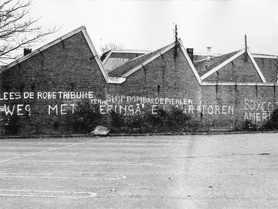 406941 Gezicht op een met leuzen beschreven muur te Utrecht, vermoedelijk in de omgeving Leidsveer / 1e Daalsedijk. Op ...